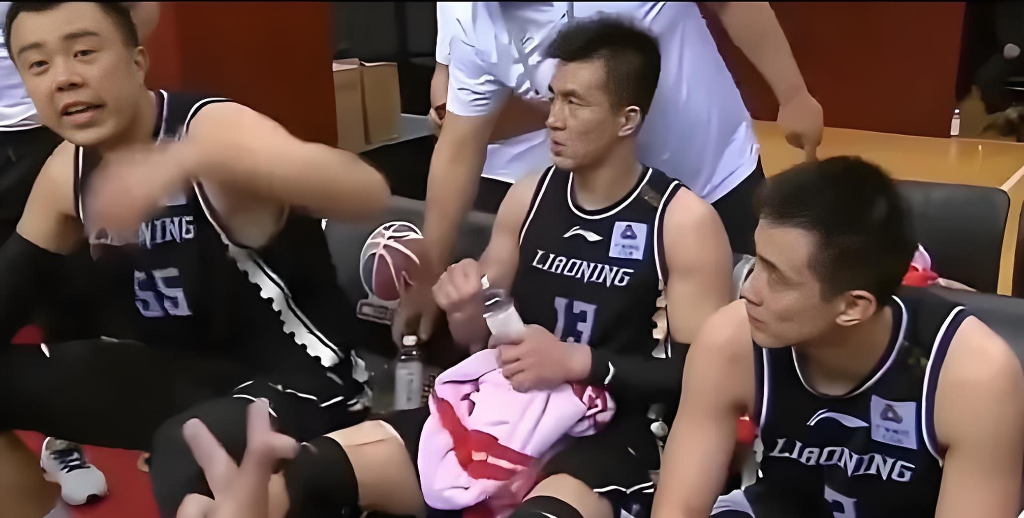 杨鸣最大的败笔是回归辽宁队！都已经三连冠冠军教头了，干嘛非要掺和如今的辽宁队呢？