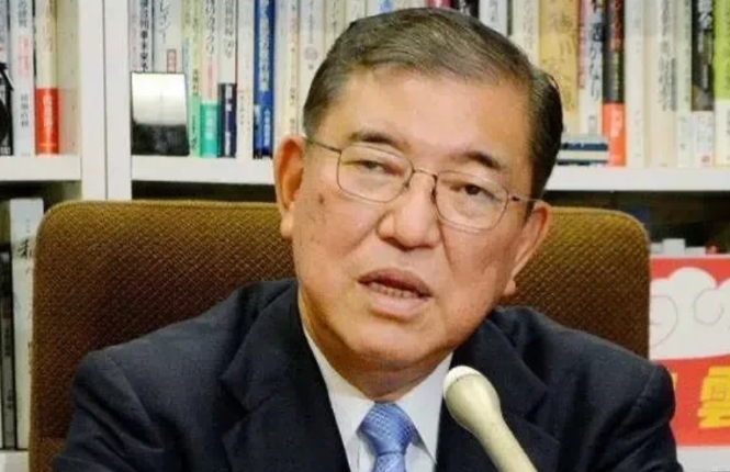 石破茂的底色是日本的本土派，是在试图让美国绑在日本脖子上的链子松绑。
但这不意味
