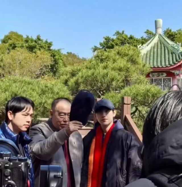 陈凯歌陈红一家拜妈祖引热议明星家庭也求神拜佛？春节拜神祭祖，陈凯歌陈红一家也不例