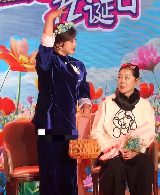 74岁的刘晓庆内心真的还是一个小女孩啊！在舞台上撒花时，她竟一把抓起花瓣，轻轻放