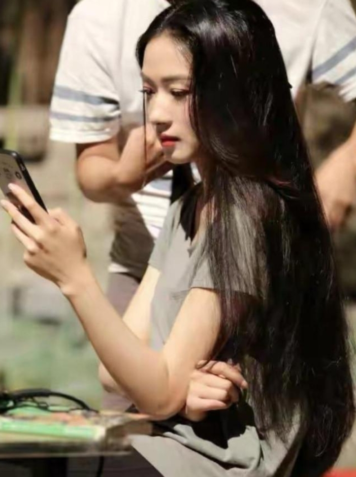 万茜怀孕5个月的照片，美得像个仙女