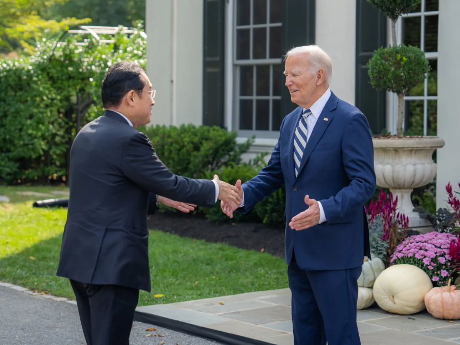 路透社今天报道，白宫称，美国总统拜登和日本首相岸田文雄周六(9月21日)在拜登家