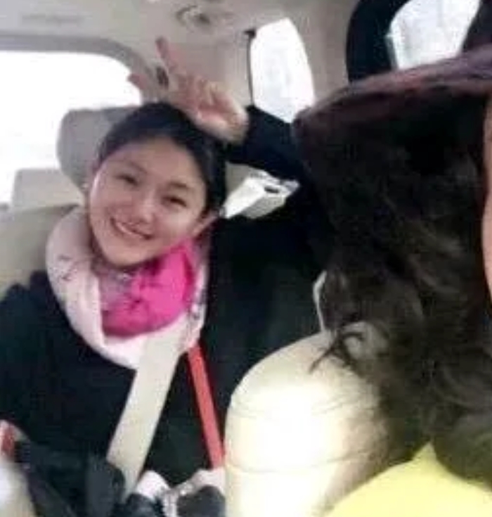 大s早年春节过年期间一家开车出游的照片，大s和女儿坐在后面，婆婆张兰和汪小菲坐前