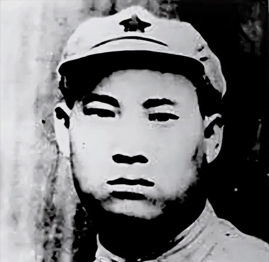 抗战中，贺炳炎正和江东升喝茶，侦察员匆匆来报：“发现日军中队！”江东升以为日军刚