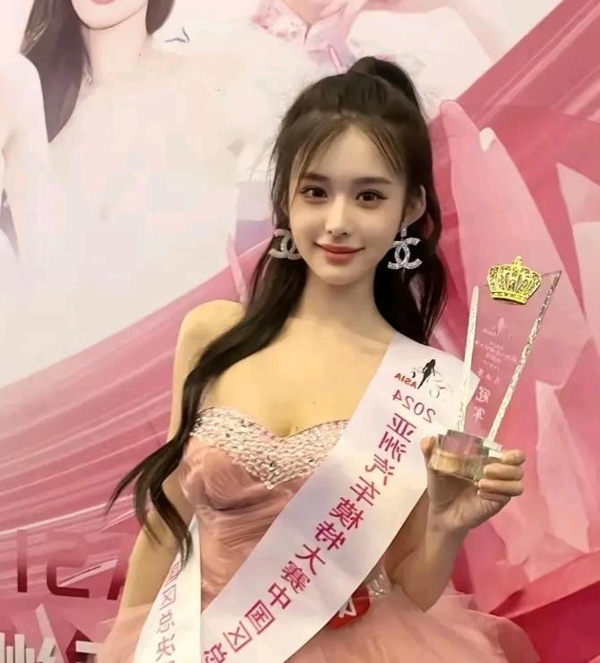 晓明哥，就说这2024车模冠军，不比你那整容脸强啊，人家生了两胎的，你还去碰，碰