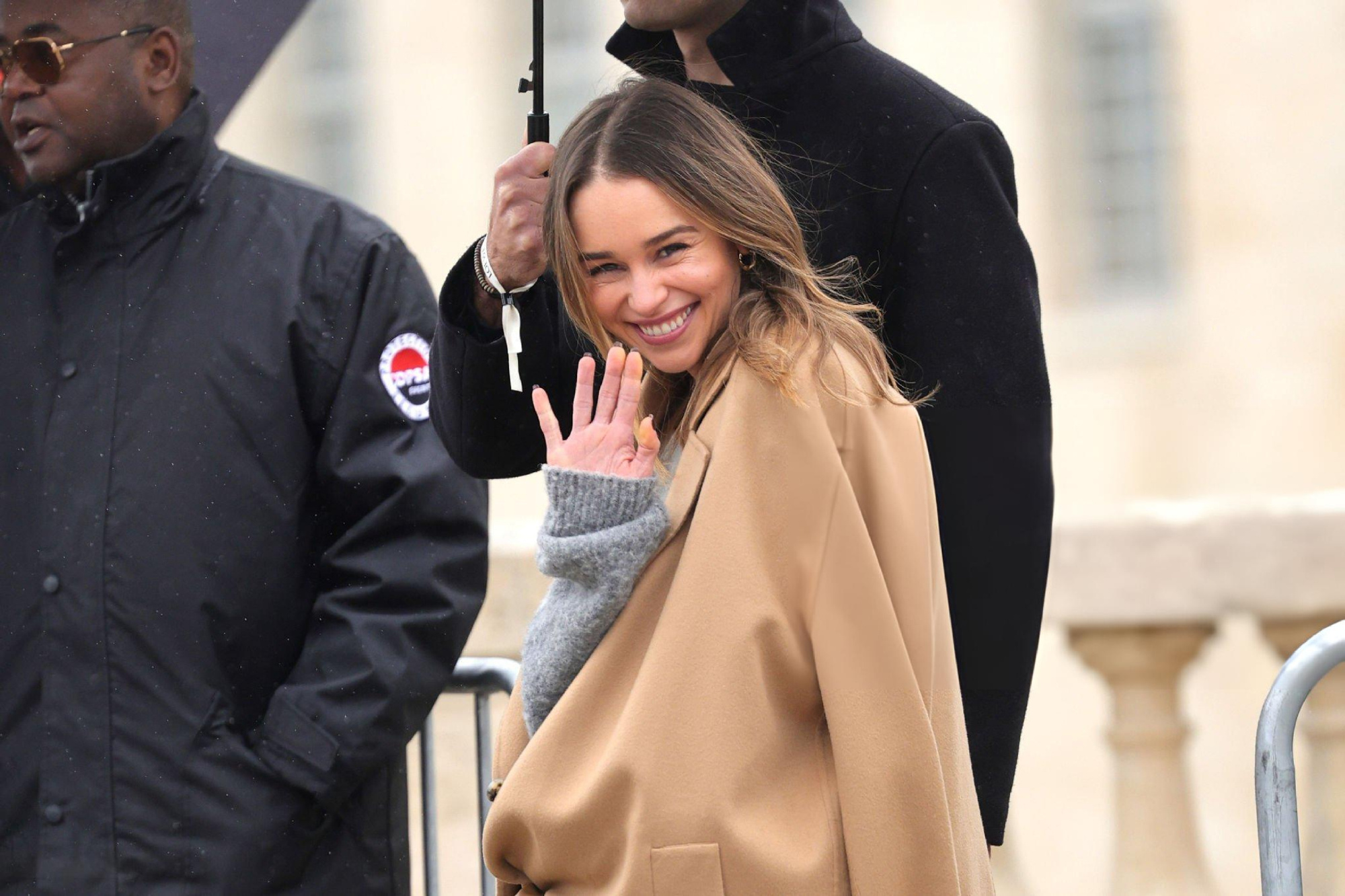 “龙妈”艾米莉亚·克拉克（Emilia Clarke）亮相巴黎时装周，熟悉的笑容