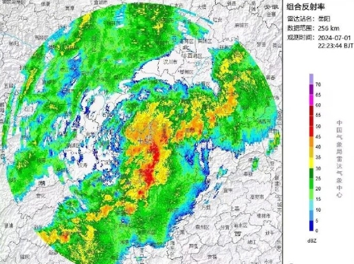 汹涌的红色回波再次冲向湖南平江，这次不仅是暴雨还有雷电，狂风等强对流天气，对平江