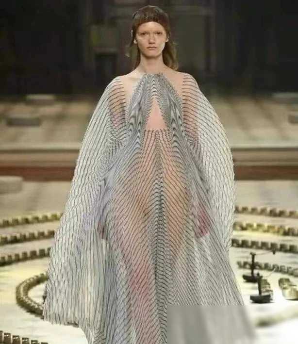 “裸体模特服装：吸睛还是美感？”这是我看到一些商业活动中使用裸体模特时，心中涌现