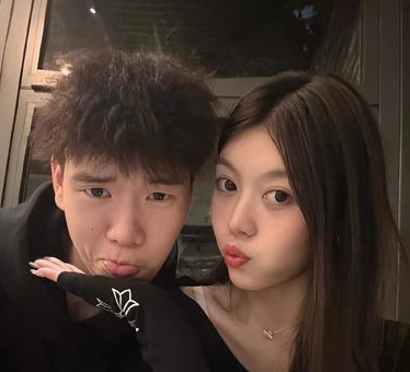 广州男篮球员张兴亮将女友装进箱子带进球员宿舍被球队进行内部禁赛。广州男篮官方宣布