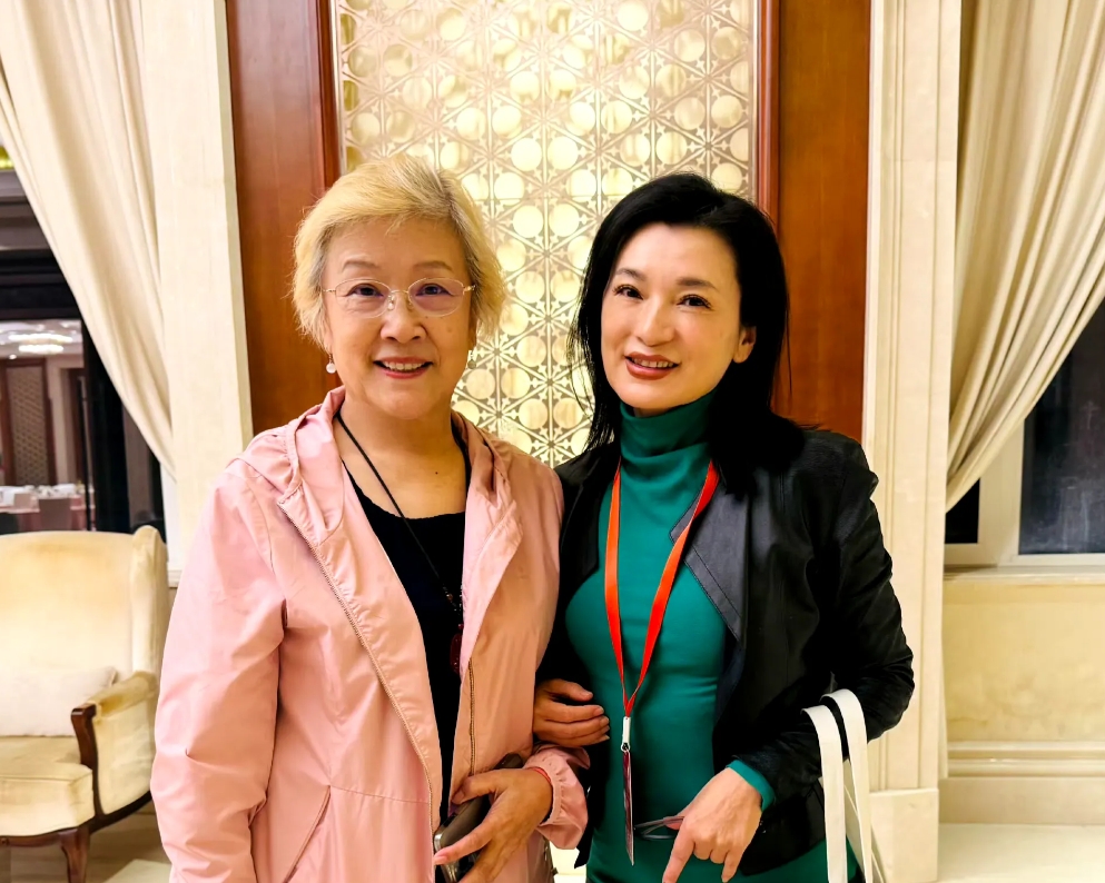 宋春丽真是老了，满头的白发！看起来比90多岁的王晓棠还老。著名演员阎青妤与宋春丽