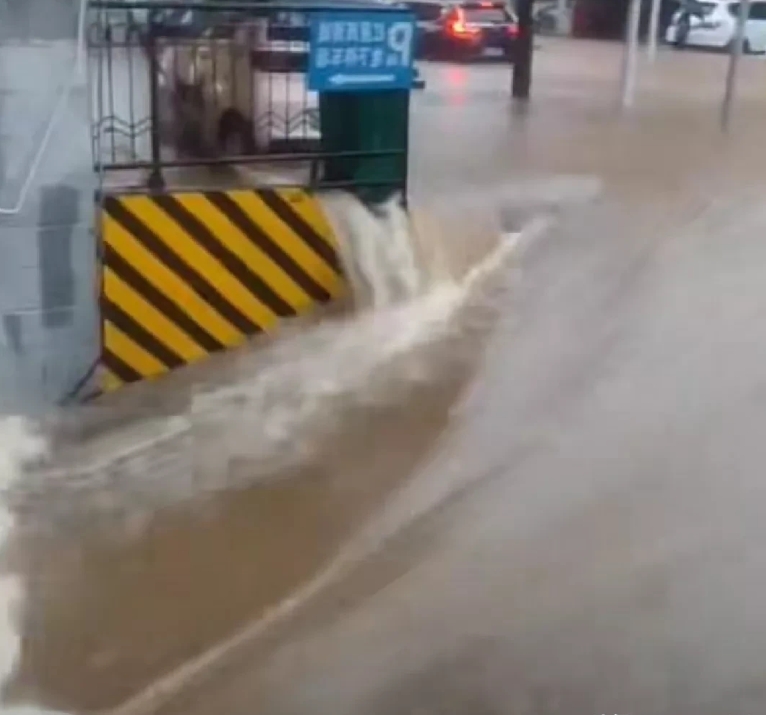 大家看看湖南长沙的雨有多大，大雨过后，长沙火车站被淹，地下通道被灌水。这雨水量多