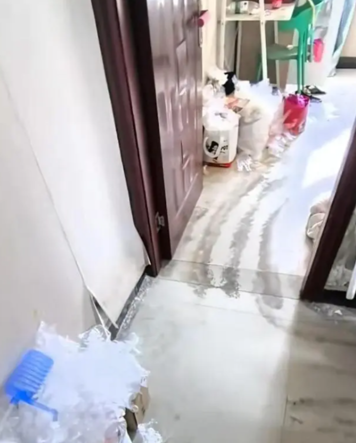 90后护士把出租屋造的让人辣眼睛！你说她邋遢吧，家里堆着大量她用过的一次性手套，