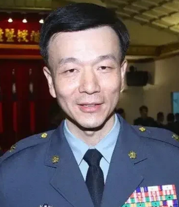 老美估计心里慌得一批，台湾省那帮人也吓得够呛。台湾有个名嘴研究成飞，竟然发现成飞
