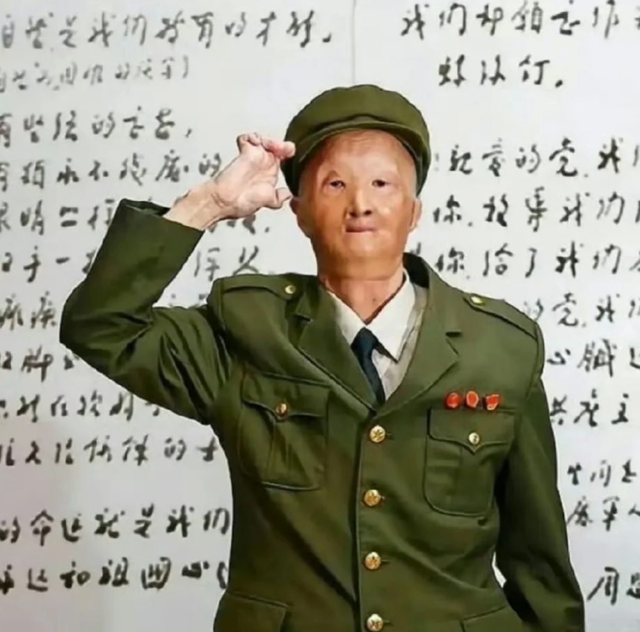 照片里被烧伤面目全非的老兵是涂伯毅。他本眉清目秀，抗美援朝时遭敌人凝固汽油弹袭击