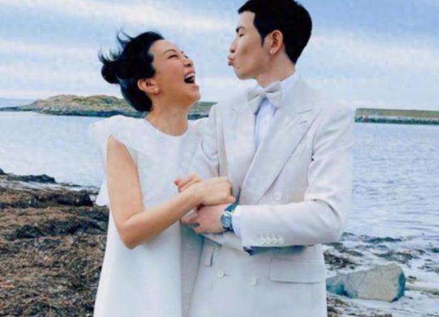 萧敬腾与大14岁妻子林有慧婚后是真幸福。
 
鞋穿着舒服不舒服，只有脚知道。婚姻