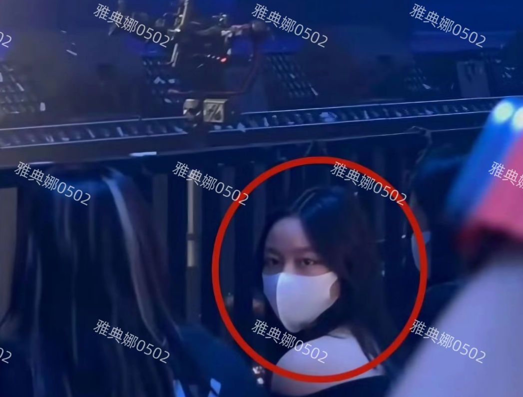 刘德华女儿现身爸爸演唱会，12岁的刘向蕙已经出落得亭亭玉立是个大姑娘了。
她长发