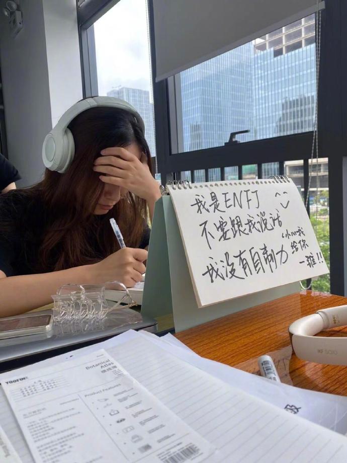 图书馆里的精神状态真的很难蹦！