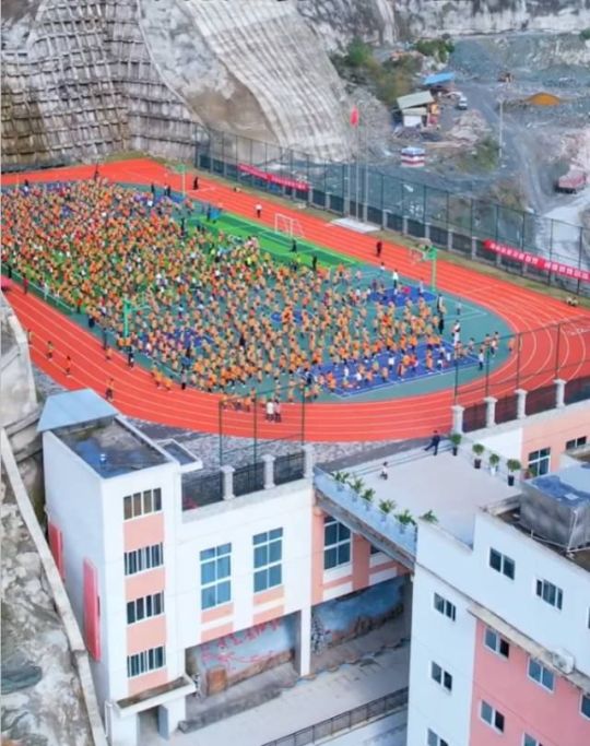 操场建在楼顶上，真的有一套