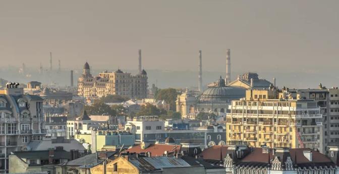 愤怒的乌克兰女人堵住了敖德萨壮丁办公室的大门，因为她们的丈夫们被关押在附近的一辆