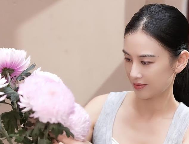 “好的婚姻应该是‘我是爱你的，你是自由的’”，这句真理在杨子和黄圣依的婚姻里没有