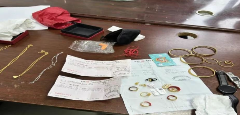 2024年，沈阳一大妈在垃圾桶里捡到半袋大米，她打开发现里面竟有4个大金手镯、4