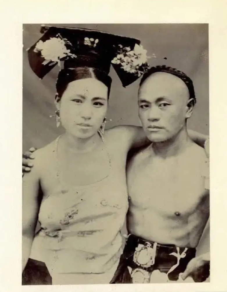 1900年代第一张照片，放到现在也是十分前卫的了，何况是当时那个年代。