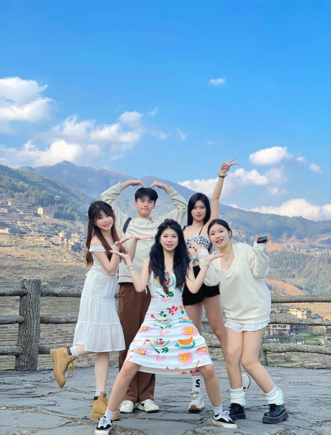 这居然是在桂林？！
在龙脊梯田里的景区拍的！ 里面有三个景点我们选择自己开车上山