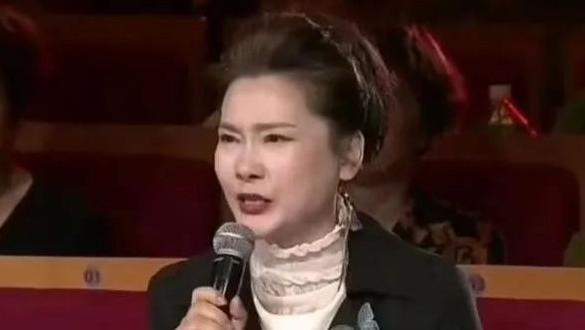 何赛飞在荧幕上勇敢发声，背后却藏着不为人知的心酸与坚持！