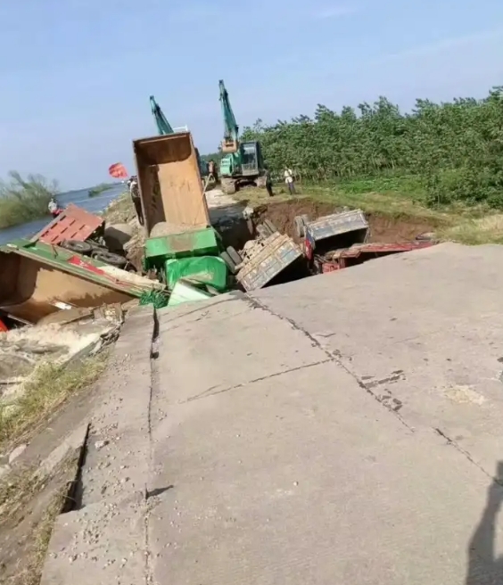 你说他没管吧，又拉着横幅，你说他管了吧，拉了一车散沙去填水，连石头沙袋都没有，全