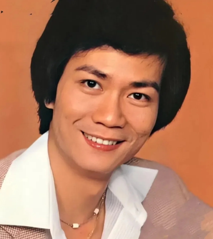 他是港圈元老级老戏骨，气质不比秋官差！