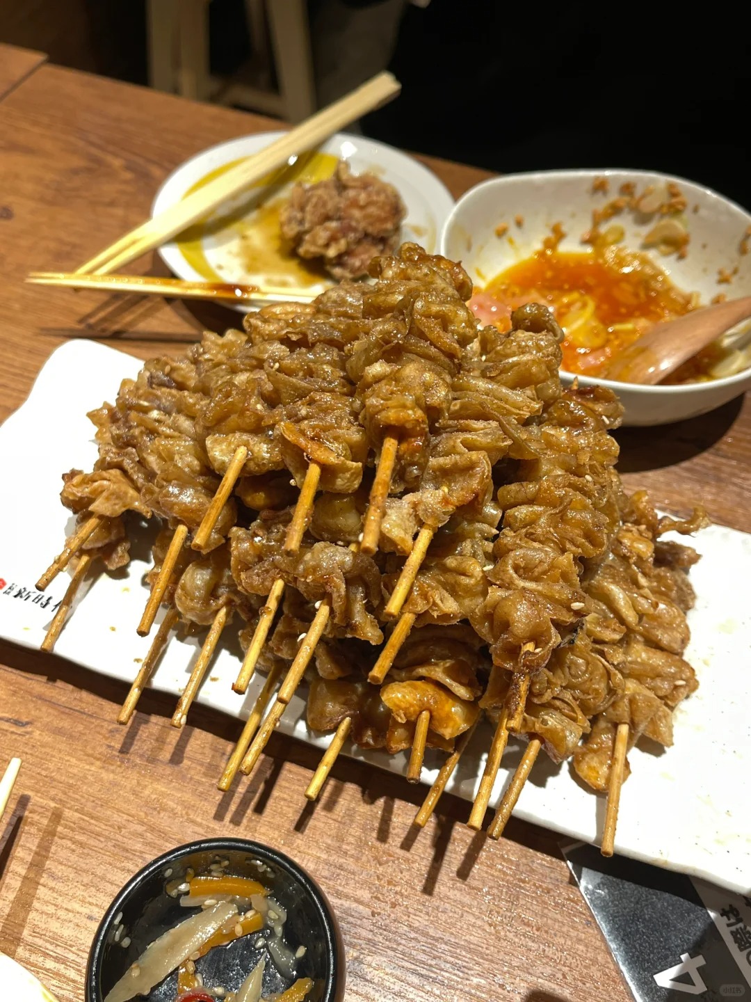 在日本吃饭 不可以打包带走
今天和朋友点了很多烤串 眼大肚子小 但是在日本饭店吃