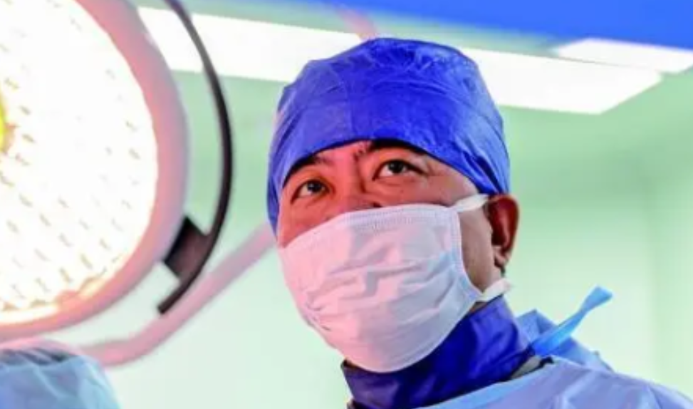 2016年，上海中山医院心内科杰出的葛均波医生，在为19岁少女做心脏手术时，竟突