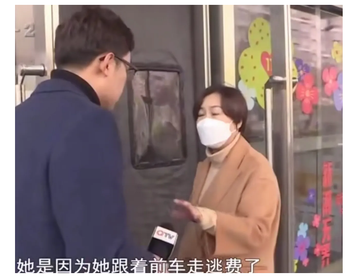 “因小失大！”山东青岛，一女子把车停在某停车场5分钟，却被要求缴停车费4960元