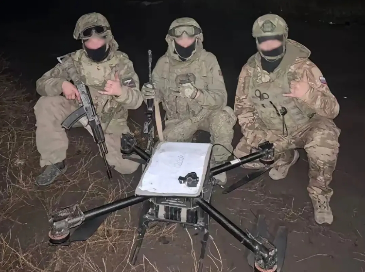 由于库尔斯克的战役十分地严峻，俄军感到兵力十分地缺乏。这时候他们通过空降兵的方式