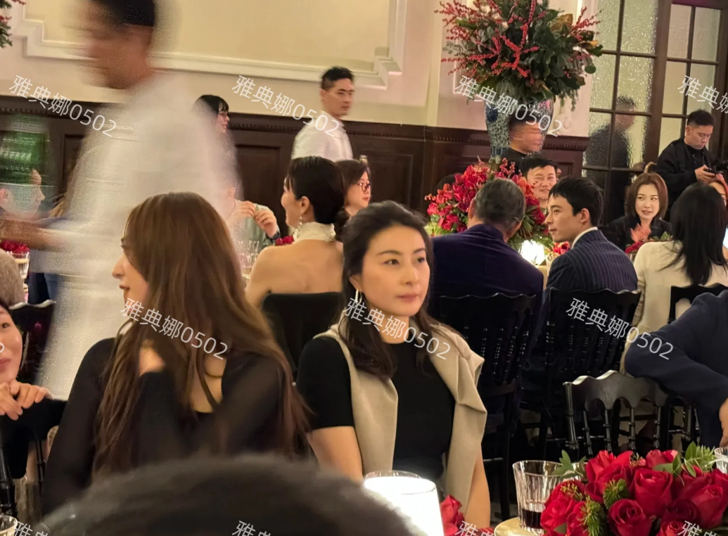 郭晶晶好神奇，她打扮朴素低调妆容也很清淡，但即使跟明星同框也不会输，五官立体眉眼