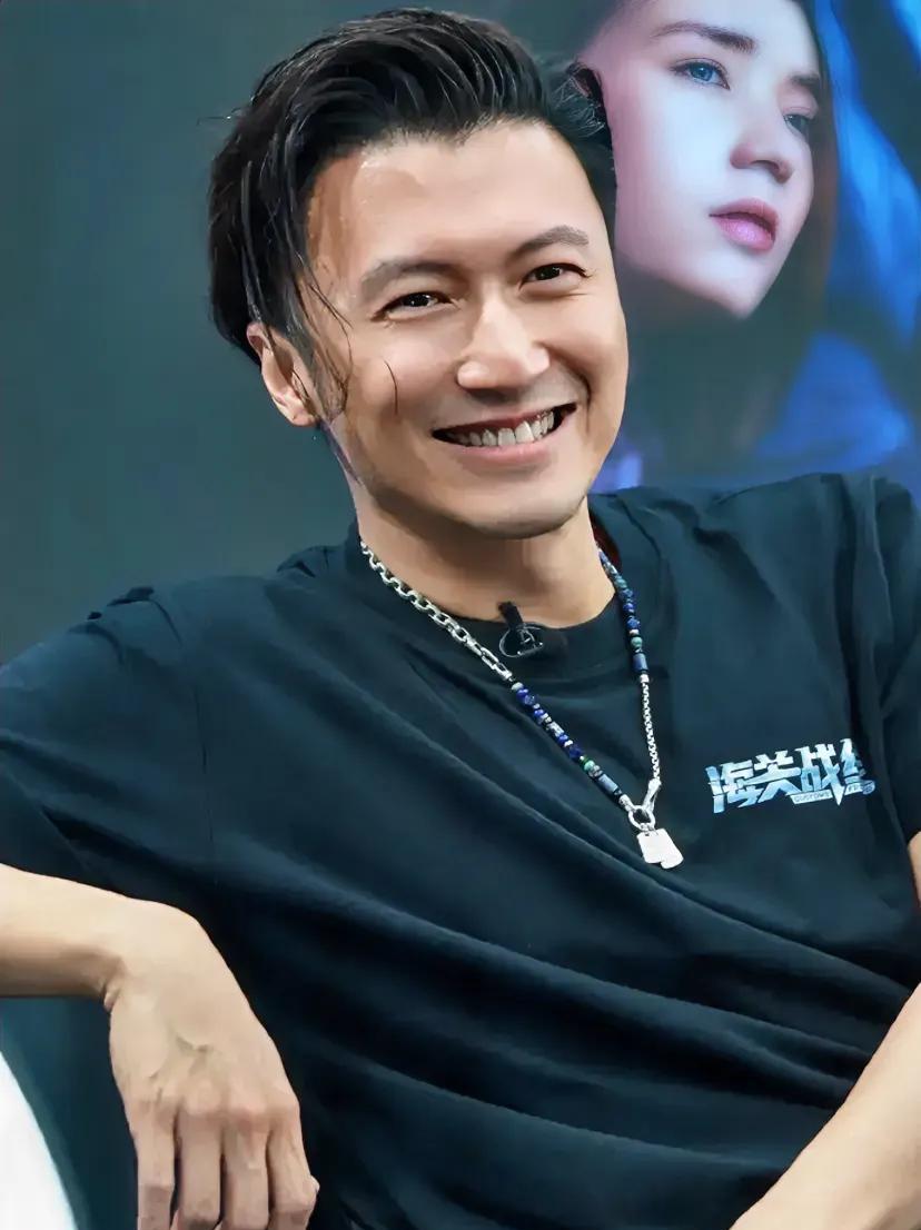 家人们谁懂！谢霆锋香港演出，王菲惊喜现身，一开口唱《人生起起落落》，谢霆锋眼眶立
