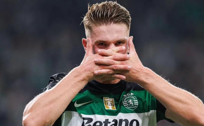 曼联争夺神锋！

据德国天空体育记者普莱滕贝格的最新消息，曼联新任主帅阿莫里姆上