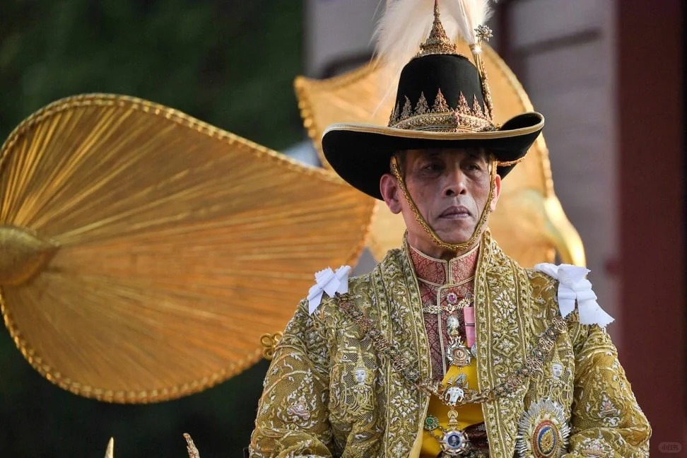 虽长居德国，但仍可操控暹罗的权谋玩家
现任王虽长居慕尼黑，但仍可掌控暹罗国内，曾