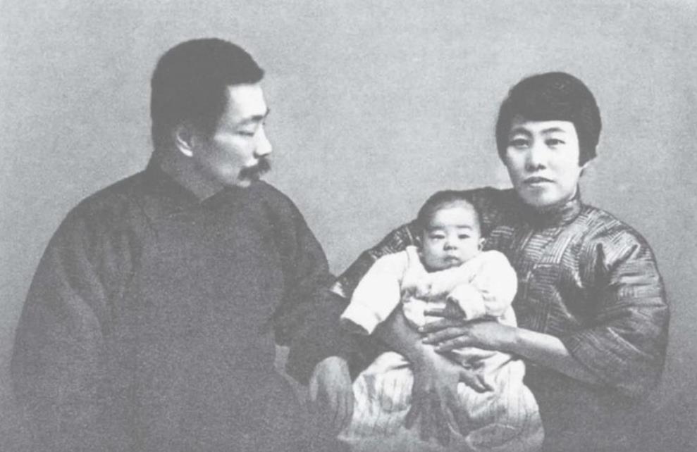 1929年，鲁迅避孕失败，儿子出生了。一直想丁克的他，看到儿子第一眼，忍不住撇嘴