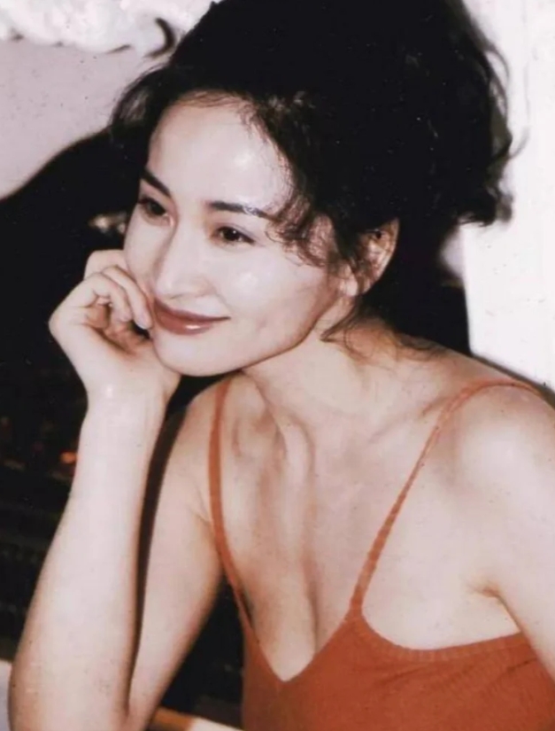 她是张艺谋的白月光，知三当三，被原配暴打