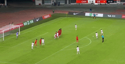 U21国足这个丢球好离谱。上半场最后1分钟，U21越南队踢任意球，最后的射门都踢