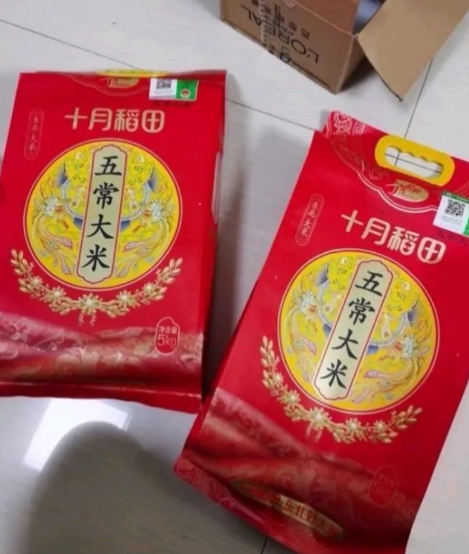 年前收拾屋子时，居然收拾出来了两袋子大米，还是正宗的十月稻田五常大米呢。上面的日