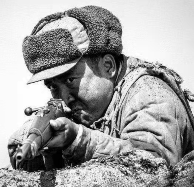 1952年，朝鲜五圣山上，一名美军大白天光着身体朝我军阵地撒尿，新兵陈凤楼违反纪