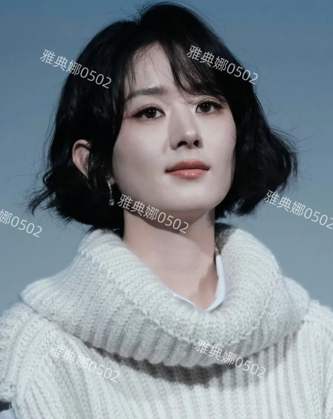 天啊，赵丽颖的脸怎么了？怎么凹成这样了？
原来包子一样的小圆脸，现在下巴变方两腮