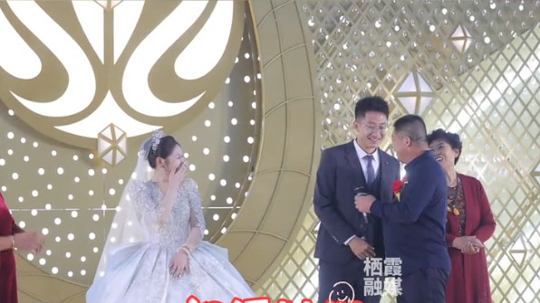 婚礼现场父亲用幽默告别：风趣的背后，是满满的不舍！