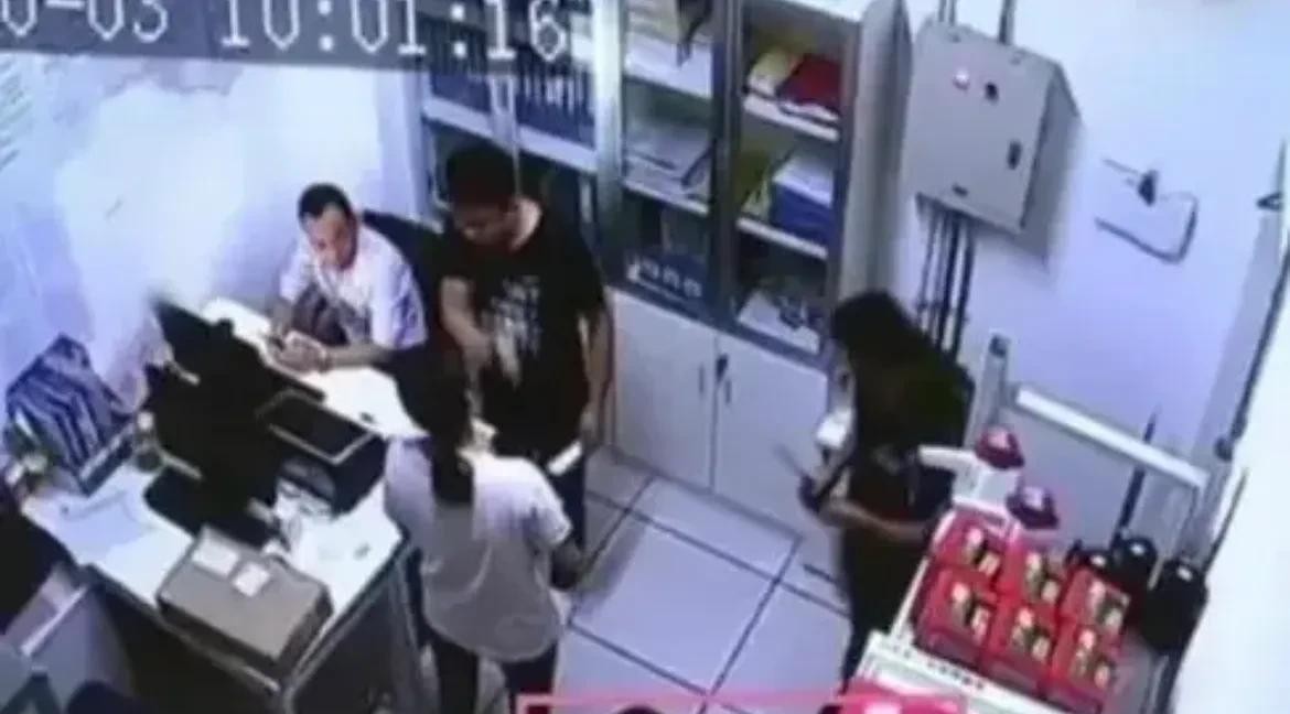 在四川，一位林女士带着孩子逛超市时，因为口渴忍不住先喝了两瓶饮料，准备到收银台结