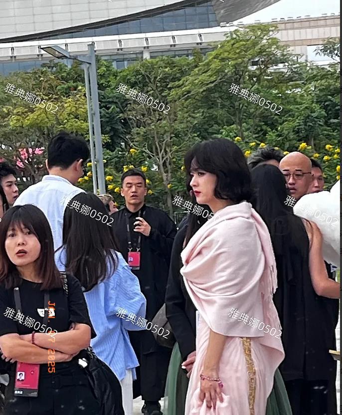赵丽疑本人根本没有网上吹得那么年轻漂亮，本人身材体态很差，个子不高比例55分，气