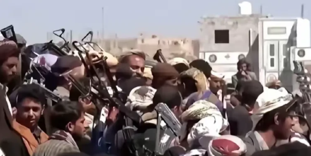 胡塞武装向菲律宾发出了严厉警告，并展示了其强大的军事力量和坚定立场。尽管菲律宾在