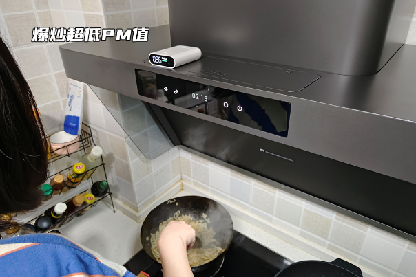 米家智能净烟机P1体验：打造无油烟厨房，守护家人健康，开放式厨房专用！
大家好，
