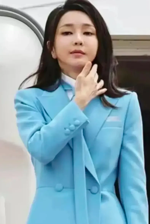 韩总统老婆又火了！
韩国尹总统弹劾下台，14号正式卸任，按道理来说，作为总统夫人